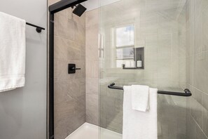 Shower, hair dryer, shampoo - Remodeled, Washer, Dryer, Mins to Beach & Downtown (Michigan City)