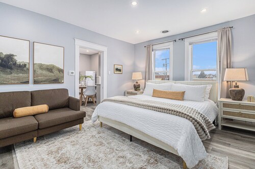 Cozy Updated Studio • 1-Block Downtown & Beach