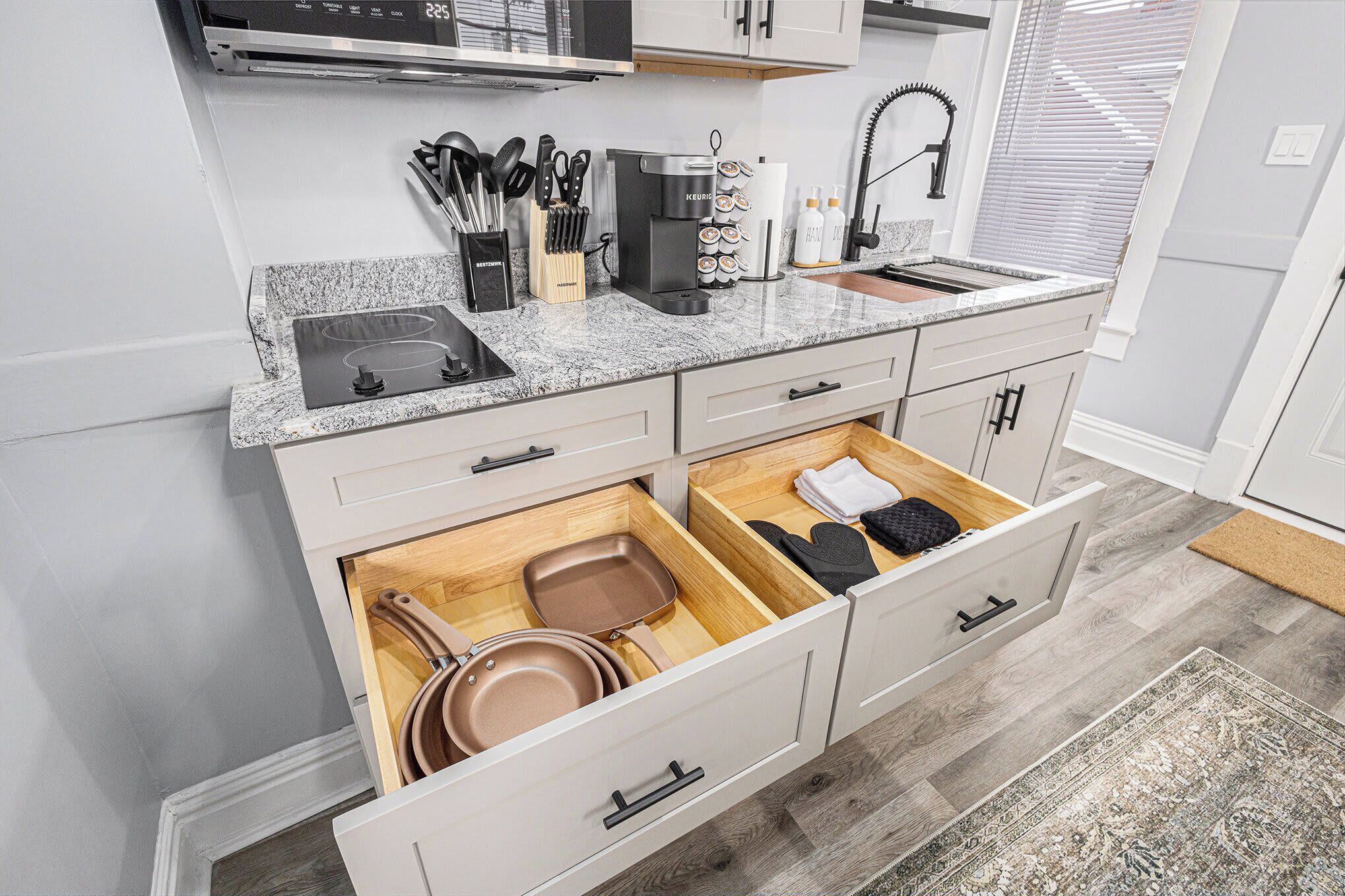 Réfrigérateur, micro-ondes, four, plaque de cuisson