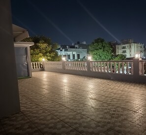 Terrace/patio - Spacious 5-bedroom villa with AC and WiFi and free Parking in enchanting Jaipur. (Jaipur)