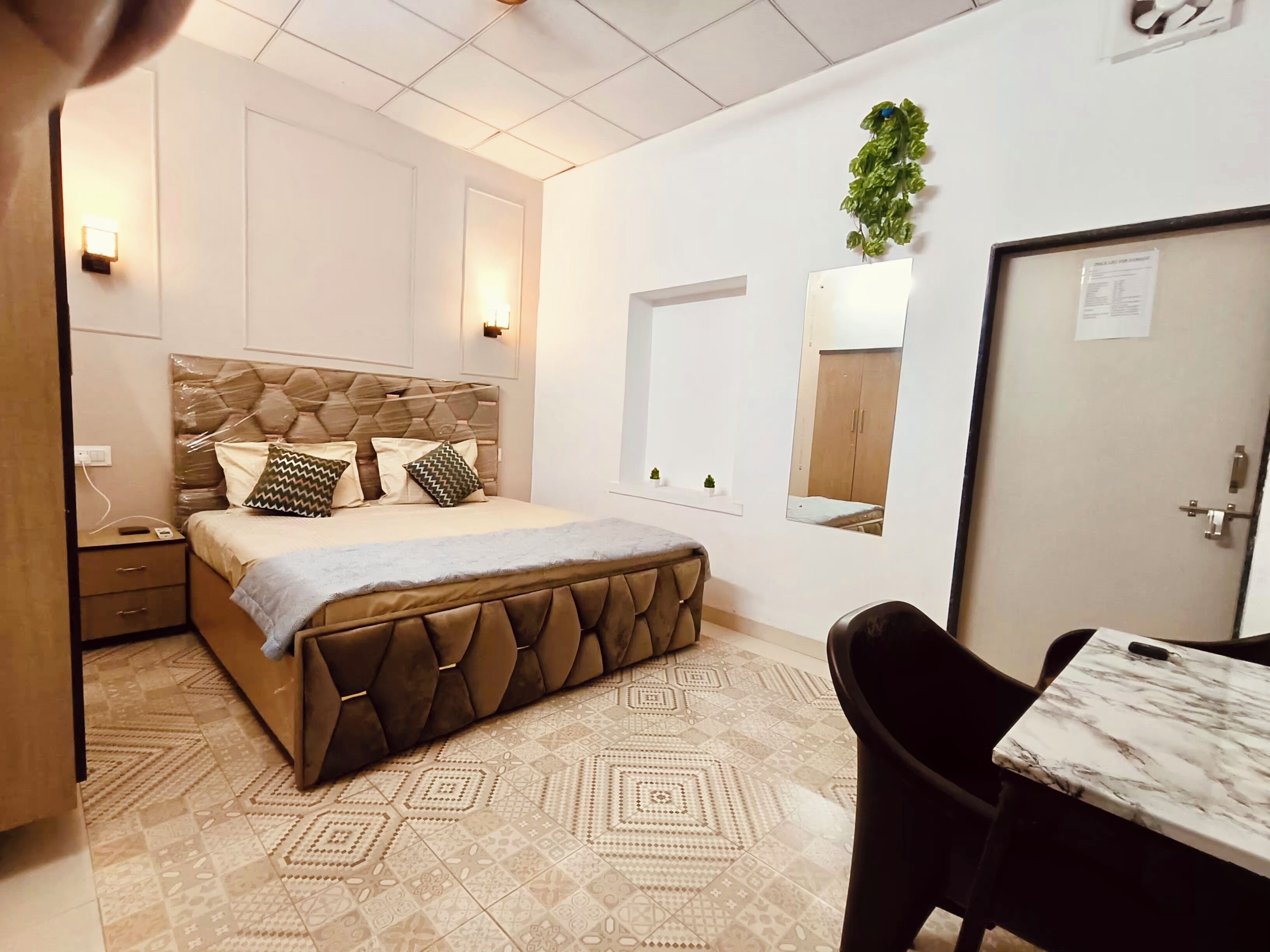 5 عدّة غرف نوم ومكواة/لوح كي وواي فاي وملاءات أسرّة