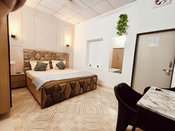 5 bedrooms, iron/ironing board, WiFi, bed sheets - Spacious 5-bedroom villa with AC and WiFi and free Parking in enchanting Jaipur. (Jaipur)