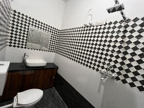 Regadera, secadora de cabello, bidet, toallas 