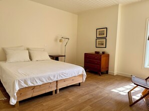 3 slaapkamers, een strijkplank/strijkijzer, gratis wifi, beddengoed