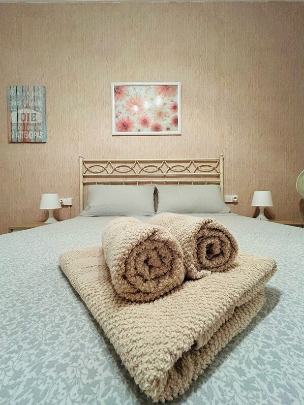 3 habitaciones, escritorio, tabla de planchar con plancha y wifi 