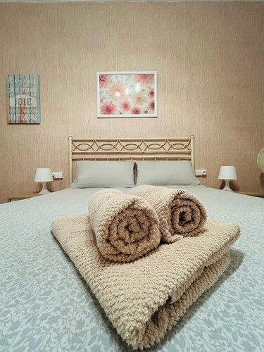 The Almazán. Quiet house with interior courtyard, close to the center and routes.