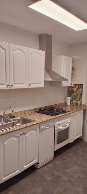 Fridge, microwave, oven, stovetop - The Almazán. Quiet house with interior courtyard, close to the center and routes. (Buñol)