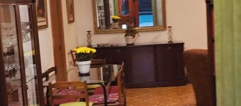 The Almazán. Quiet house with interior courtyard, close to the center and routes.