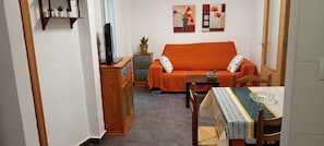 Smart TV, books - The Almazán. Quiet house with interior courtyard, close to the center and routes. (Buñol)