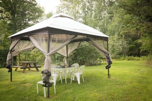 Outdoor dining - The fireflies & waterfalls are calling! Book your Vermont Summer getaway now! (Cavendish)