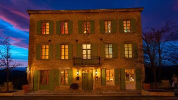 Fassade der Unterkunft – Abend/Nacht