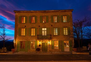 Fachada de la propiedad por la tarde o noche