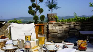 Petit déjeuner complet compris tous les jours
