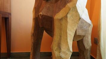 Une sculpture en bois aux formes géométriques et à la surface texturée.