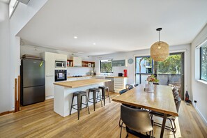 Jääkaappi, mikroaaltouuni, uuni, liesi