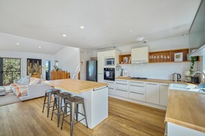 冷蔵庫、電子レンジ、オーブン、コンロ