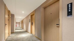 A hotel hallway with marble flooring, wooden doors, and a sign indicating room number 8625. - Anting Hotel (Chongqing Guanyinqiao Hongqihegou Subway Station) (Chongqing)