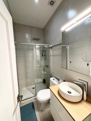 Douche, serviettes fournies