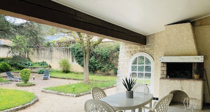 Provencal house on flat plot with swimming pool Garlaban view