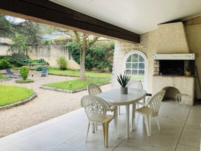 Provencal house on flat plot with swimming pool Garlaban view