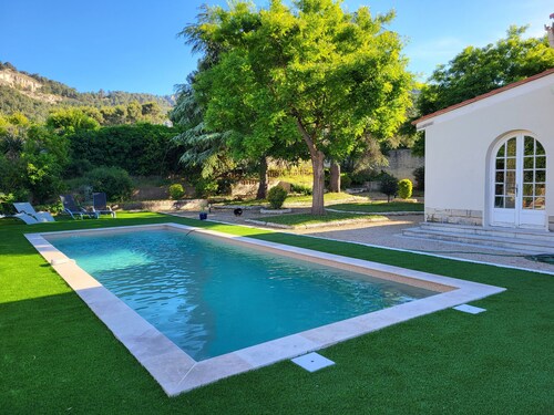 Provencal house on flat plot with swimming pool Garlaban view