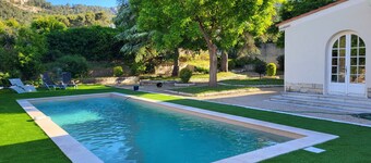 Provencal house on flat plot with swimming pool Garlaban view