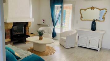 Télévision, cheminée, livres