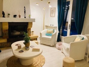 Tv, eldstad och böcker