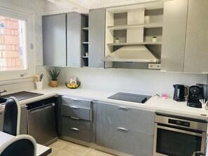 Fridge, oven, stovetop, dishwasher - Provencal house on flat plot with swimming pool Garlaban view (Aubagne)