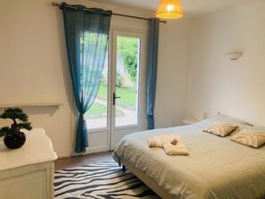 3 bedrooms, desk, iron/ironing board, free WiFi