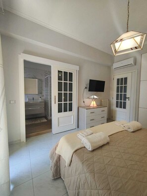 2 bedrooms, down duvets, blackout curtains, iron/ironing board - Casa Garofalo (Piano di Sorrento)