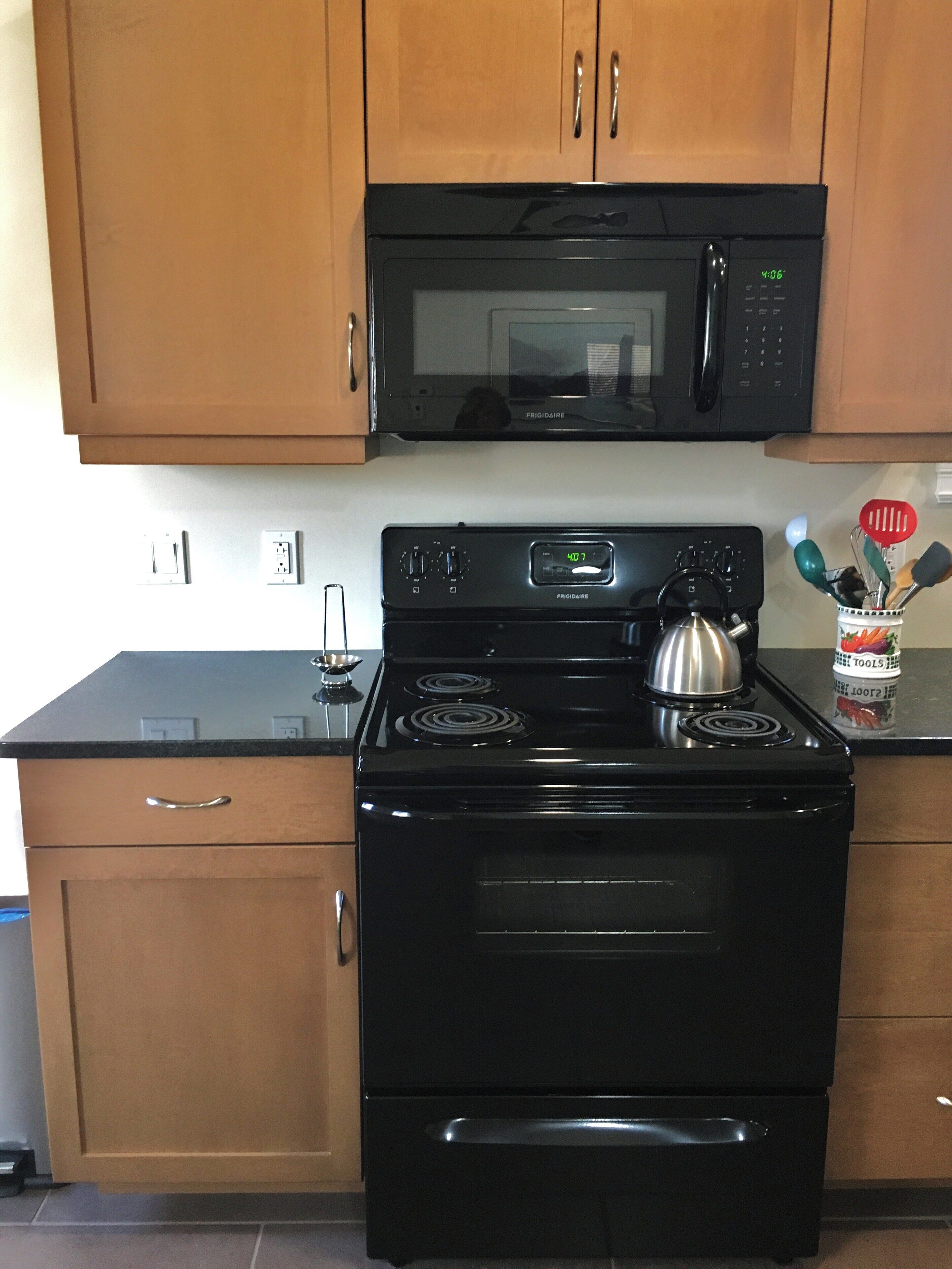 Refrigerador, microondas, horno y parrilla de estufa 