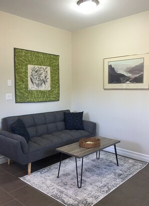 Smart TV, books - Quiet Apartment in Town Limits with Country Views (Sackville)