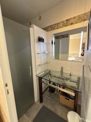 Dusche, Haartrockner, Handtücher