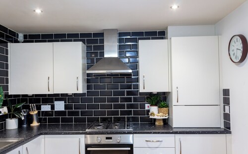 Modern Main Door Flat Edinburgh City Center