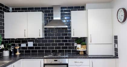 Modern Main Door Flat Edinburgh City Center