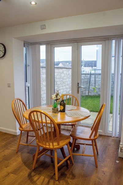 Modern Main Door Flat Edinburgh City Center