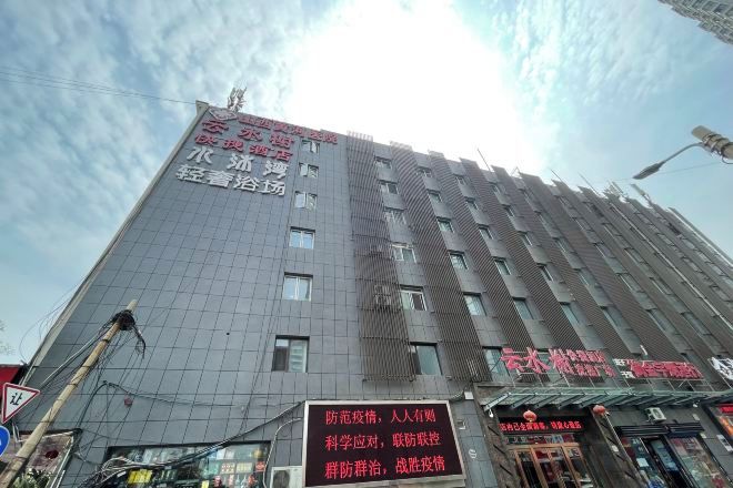 Un edificio de varios pisos con letreros que indican que es un hotel.