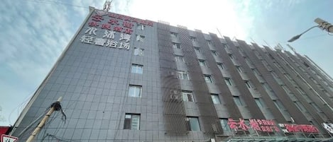 Un edificio de varios pisos con letreros que indican que es un hotel.
