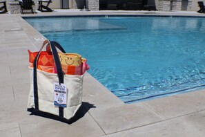 A heated pool - Modern 1BR - Pool & Gym, Near Walmart & In-Unit Bike Storage (Rogers)