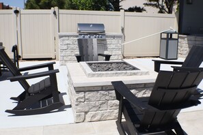 Terrace/patio - Modern 1BR - Pool & Gym, Near Walmart & In-Unit Bike Storage (Rogers)