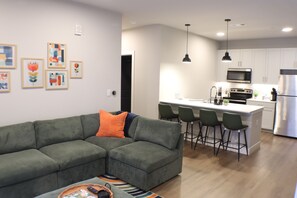 Smart TV, offices, printers - Modern 1BR - Pool & Gym, Near Walmart & In-Unit Bike Storage (Rogers)