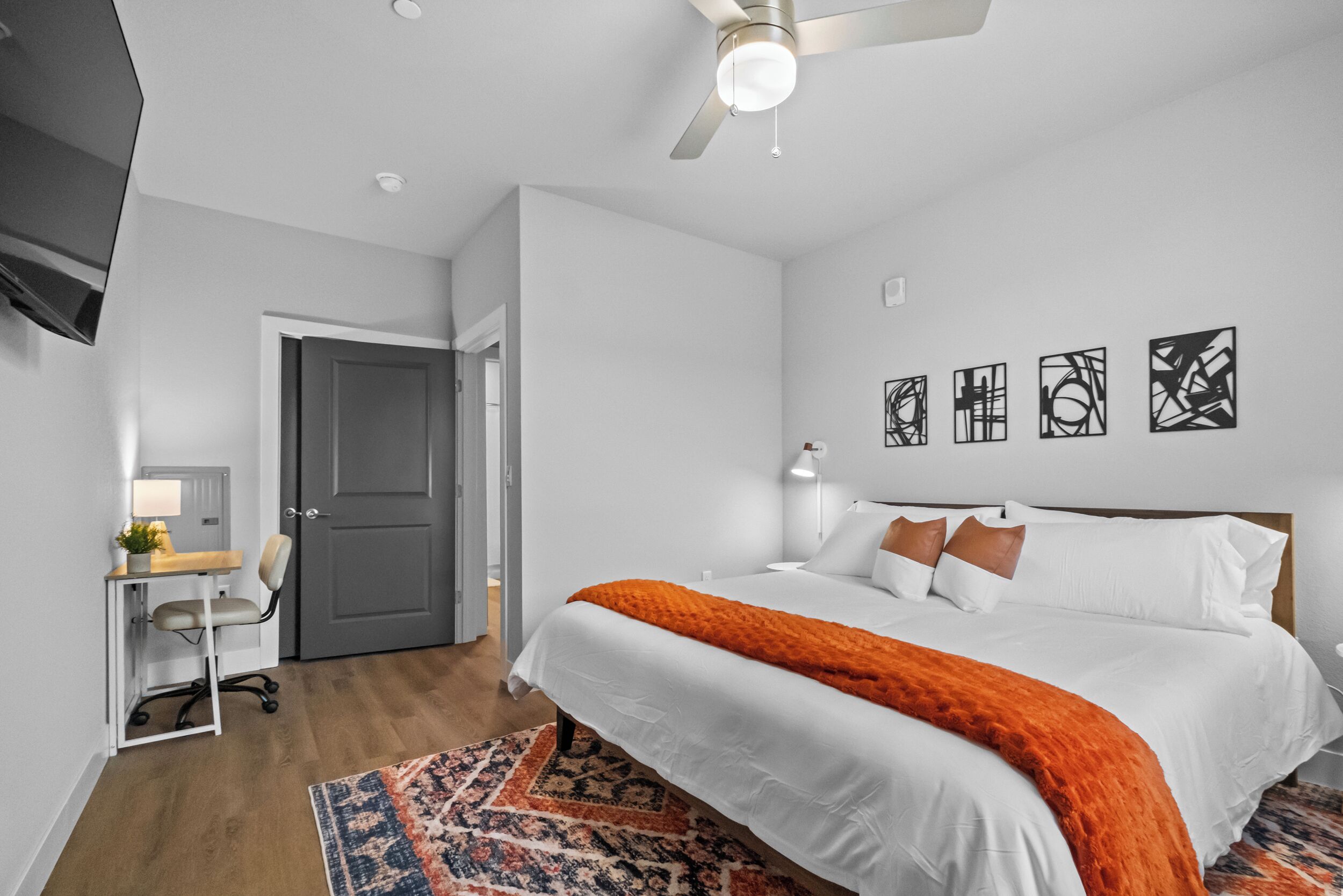 1 habitación, escritorio, tabla de planchar con plancha y cuna de viaje 
