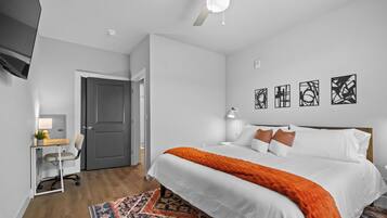 1 habitación, escritorio, tabla de planchar con plancha y cuna de viaje