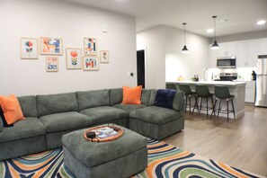 Smart TV, offices, printers - Modern 1BR - Pool & Gym, Near Walmart & In-Unit Bike Storage (Rogers)