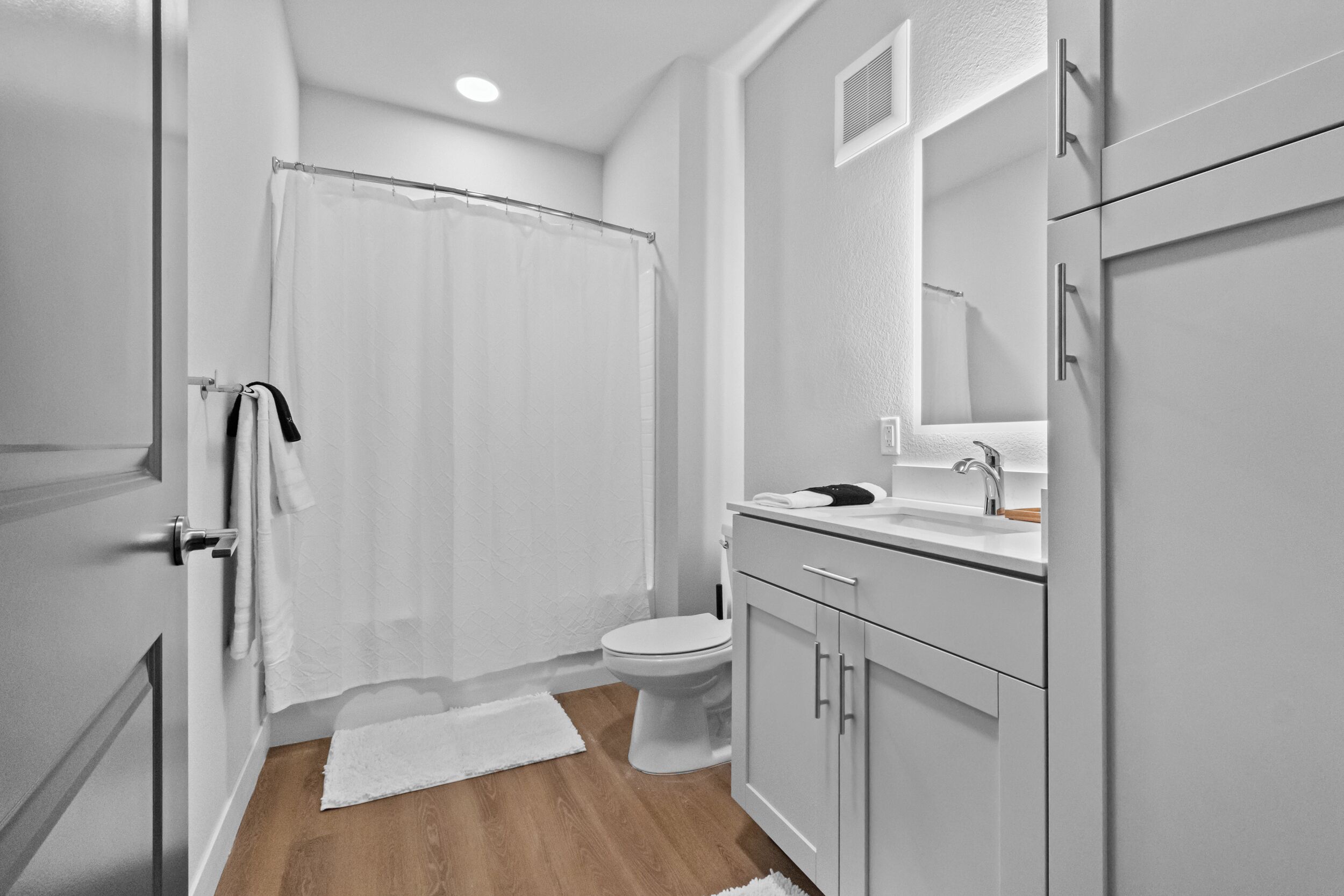 Un baño con ducha, inodoro y lavamanos.