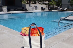 A heated pool - Modern 1BR - Pool & Gym, Near Walmart & In-Unit Bike Storage (Rogers)