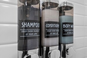 Sèche-cheveux, serviettes fournies, shampoing