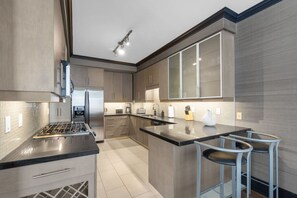 Kylskåp, mikrovågsugn, ugn och spishäll