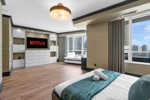 2 sovrum, skrivbord, strykjärn/strykbräda och resesäng